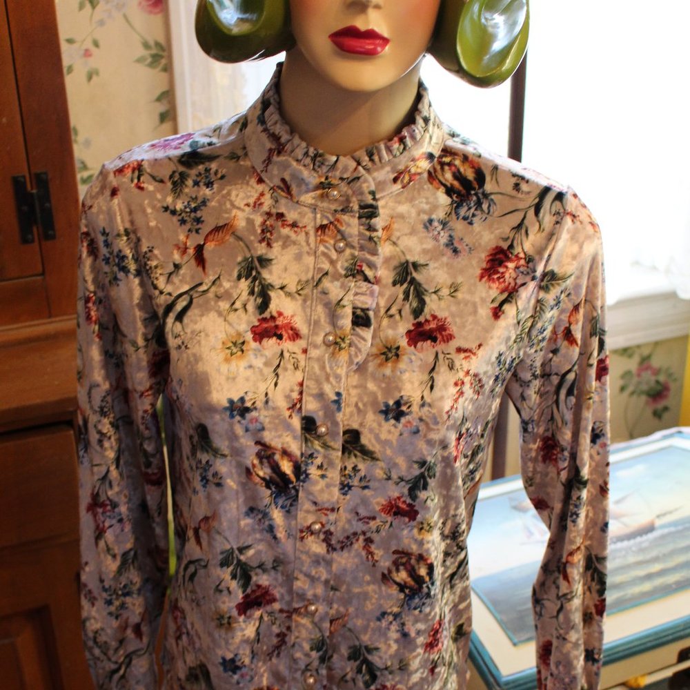 Vintage Floral Blouse High Neckline Pretty Buttons Soft Comfy Fabric Sz S?